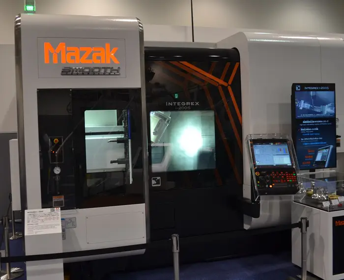Mazak Integrex kombinert dreie- og fresemaskin på en messe